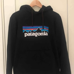  - Säljer en Patagonia hoodie. Cond är 9/10. Köpt på Junkyard för 899 kr. Köpare löser fraktkostnad! :-) Om du vill ha den billigare så känn ingen skam för att pruta <3