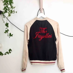  - Omvändbar bomberjacka från J.Lindeberg. Fickor finns på båda sidor. Pris är inkl frakt 