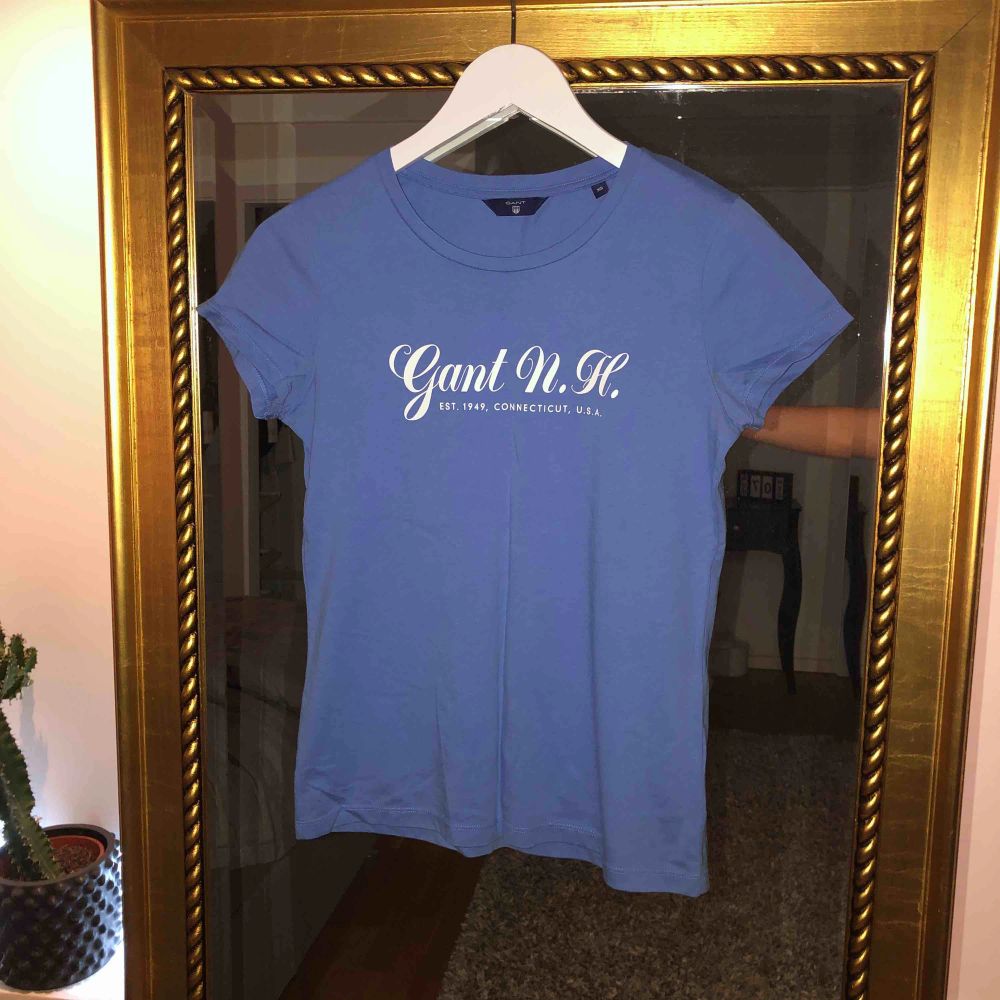Blå t-shirt från Gant! Använd ungefär 3 gånger så fint skick! Frakten är 36!. T-shirts.