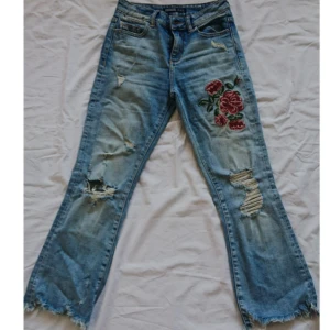  - Supersnygga och bekväma ripped jeans med blommor men säljs för att de är för korta på mig. 