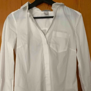  - Säljer min vita skjorta från hm i strl 34/xs för 70kr, kan frakta men du får betala frakten själv (63kr), annars möts jag upp i Stockholm, betalning sker via swish, hoppas det är något för dig!☺️