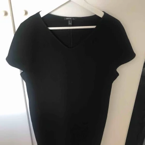  - Klänning från Mango. Aldrig använd. Möts upp i Uppsala ! 