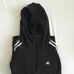  - Storlek S, i fint skick men snören saknas då jag inte vet var de är! Är i storlek S men skulle även passa någon som har tex storlek M  Köpt för ca 500kr