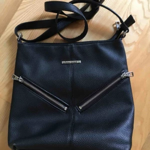  - Björn Borg väska Svart 2 ytterfack fram med dragkedjor 1 ytterfack bak med dragkedja  1 innerfack med dragkedja  2 innerfack till  Axelrem 