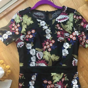  - Snygg fodralklänning i nyskick med lapp kvar!  Dragkedja i ryggen.