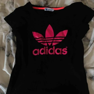  - Säljer denna Adidas kortärmad tröja i neon rosa text i storlek XS Möts upp i Linköping annars står köparen för frakten Frakt 50kr
