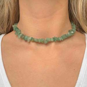 Ljusgrönt halsband med aventurin stenar! Elastiskt tråd. Frakt 10 kr. 💘