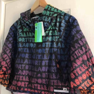  - En windrunner från Adidas x Stella McCartney. Storlek XS/32-34, damstorlek. Skick: 10/10. Finnes på Södermalm, Stockholm. Kan postas men då står Du för frakten, (18kr). Mvh Marija & Nugget