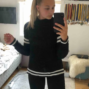  - Svart stickad tröja med vita stripes som detaljer. Slits på sidorna och väldigt bekväm. Köpare står för frakt 😊