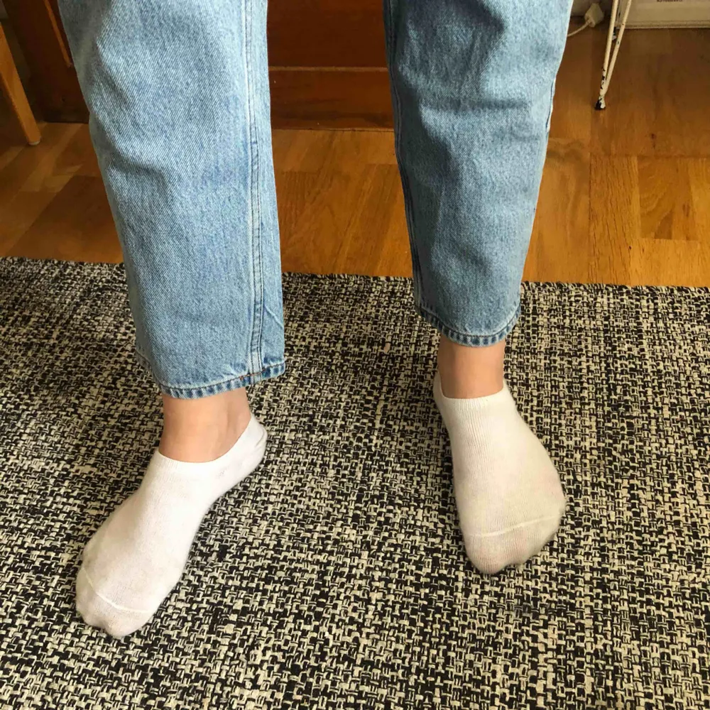 Mom jeans från monki, säljer pga för stora för mig i midjan men passar säker någon annan jätte bra! Köparen står för frakten men möts gärna i Malmö trakten . Jeans & Byxor.