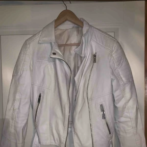  - Vit skinnjacka från Cubus, köpt för nåt år sen. Använd men välbehållen. 