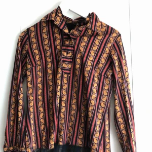  - En 70tals inspirerad blus från en second hand butik. 