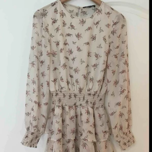  - Gina tricot klänning köpt för 2 veckor sedan. Aldrig använd, med etikett på.