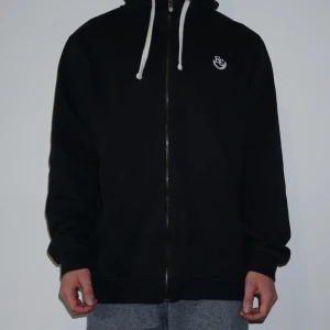  - Svart tjocktröja från Etirel. Använd få gånger. 