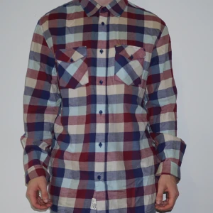  - Skjorta från RipCurl. Väldigt stor i passform och knappt använd. Passar som XL. 