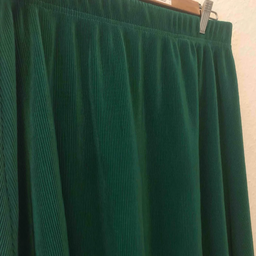 Fin kjol i en härlig grön färg. Sparsamt använd. Storlek L men den kan passa en M också. Frakt ingår . Kjolar.