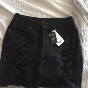  - Säljer en oanvänd sliten jeanskjol med prislapp kvar Kjolen är grå/svart i storlek S Köpt för 249kr