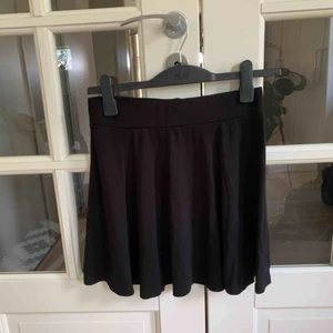  - Oanvänd skater-skirt från HM. Dragkedja i bak. Frakt tillkommer