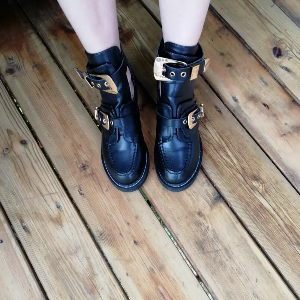 Jätte coola boots. Perfekt för sommaren och festivalen. Svarta med guld detaljer. Liknar Balenciagas chunky boots. . Skor.