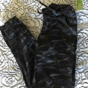  - Cargobyxor blå/svart militär Helt nya lappen sitter kvar  Vid intresse och frågor är de bara att skriva.  Frakten betalas av köparen om vi inte har kommit överens om ett paketpris❤️