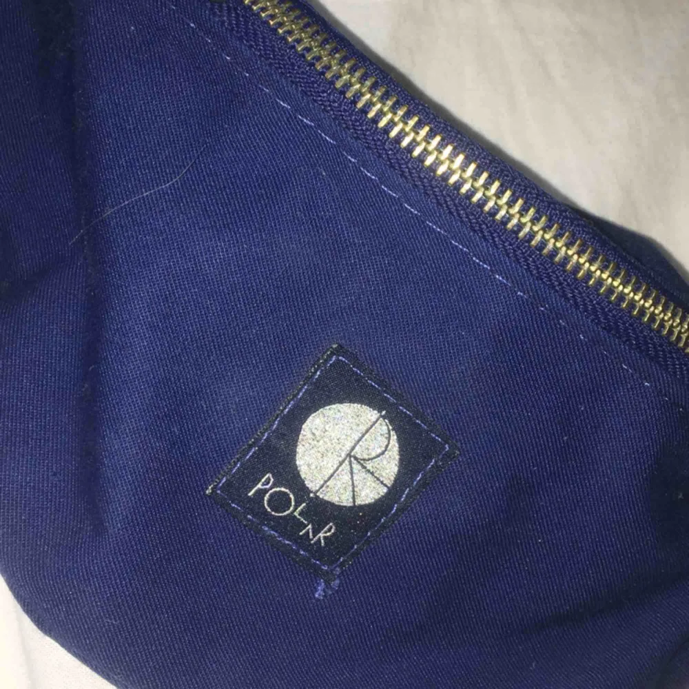 Polar Fanny pack i mörkblå färg med silver detaljer. . Väskor.