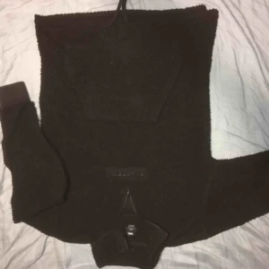  - En tjocktröja som är väldigt varm. Köpt på carlings för ca 1000kr