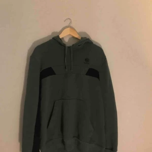  - Tröja från Reebok, måttligt använd men med en mörk fläck på bröstet. I övrigt bra skick. Möts upp i Sthlm, annars står köparen för frakt. 