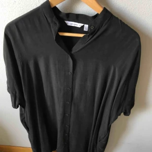  - Klänning/tunika från Other Stories i storlek 36. Grå/svart i färgen. Mjukt ”borstat” material. Superskön på sommaren!