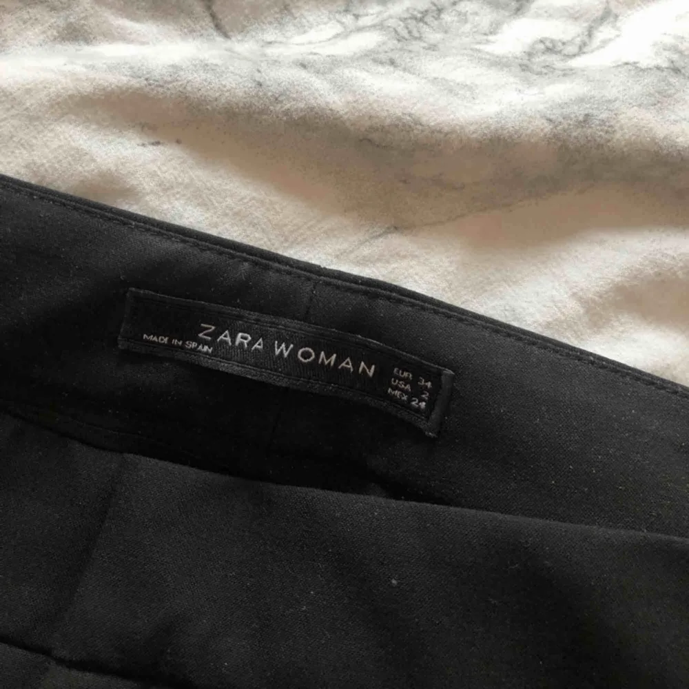 Raka kostymbyxor från Zara i storlek 34/XS. Lite croppade i modellen. Köpare står för eventuell frakt.. Jeans & Byxor.