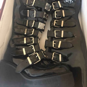  - Säljer ett par Demonia Damned-318 PLATFORM BOOTS Storlek 36~37. Nypriset är $120-140 (cirka 1200-1400 kr) Säljer mina för 600 ink frakten!
