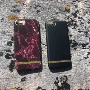  - Snygga helt sprillansnya richmond and finch iPhone 7/8 skal. Köpte dom för 2 dagar sen men köpte nyss en iPhone 7 Plus, så dom passar inte längre. 50kr styck eller 90kr för båda. Frakt ingår inte:) DEN SVARTA ÄR SÅLD💕