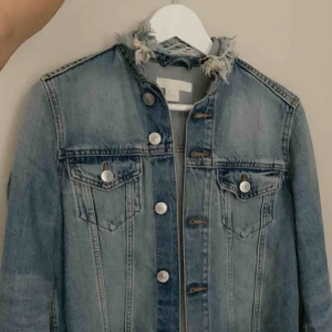  - Demin jacka. Använd 2 gånger. Fräsch. 