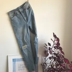 Ett par highwaisted mom jeans från monki! Strl 28. 