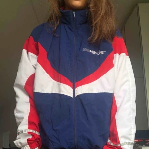  - En fett snygg röd/vit/blå vindjacka från New Line med reflexer längst ner på armarna. Möts upp i stockholm köparen står för frakt 💞💞💞💖💖 