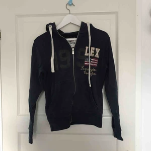  - Marinblå tjocktröja med luva från Lexington.