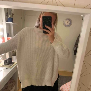  - En vit onesize tröja. Stickad men sticks inte. Frän Chiquelle. Något nopprig. 