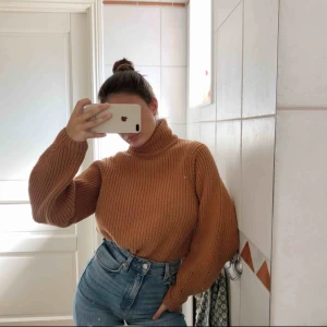  - Brun stickad turtleneck tröja från HM