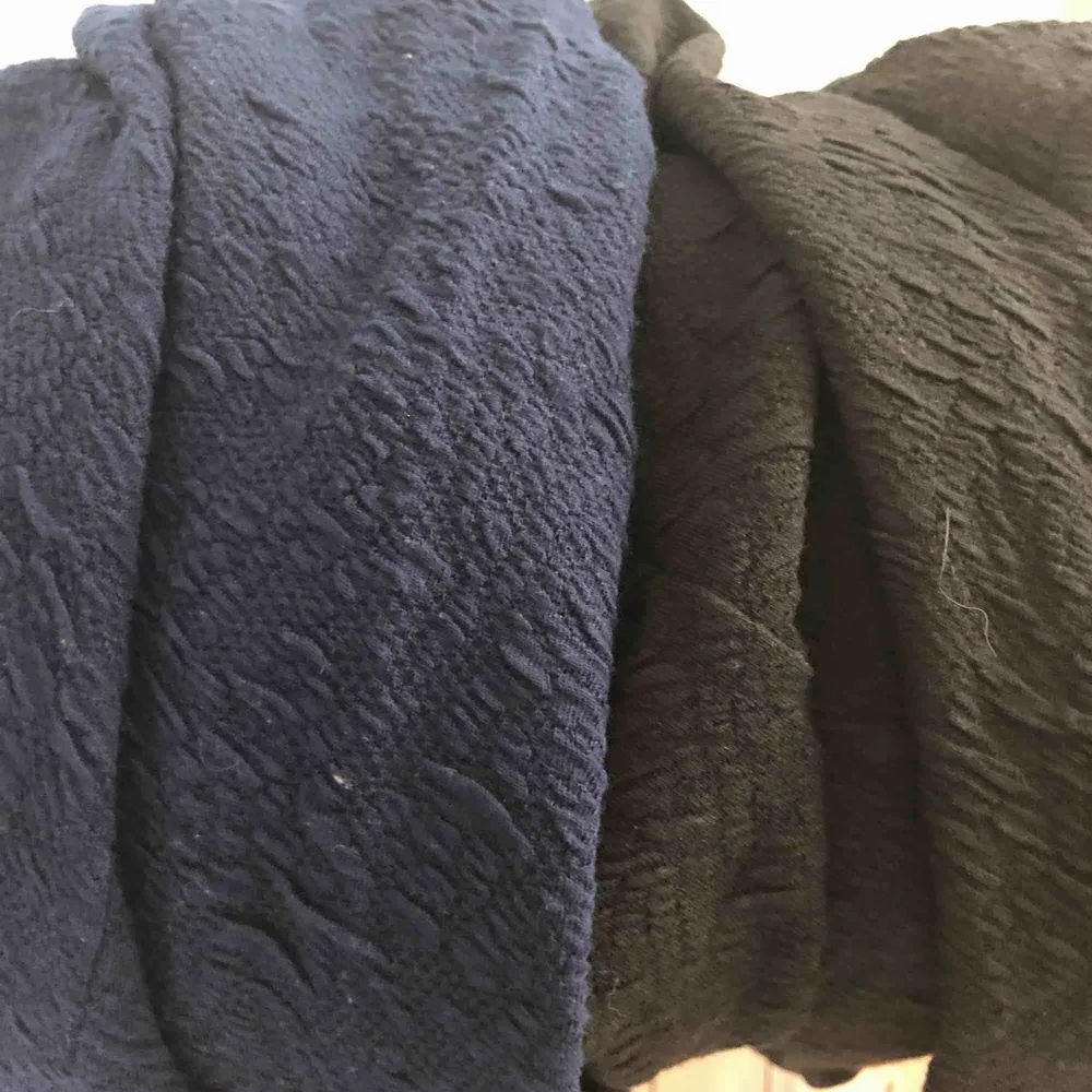 Söt kofta från geemo, finns i svart & mörkblått, perfekt att ha över en blus eller klänning!. Tröjor & Koftor.