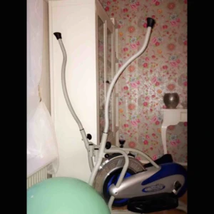  -  Crosstrainer var köpt för 700kr och pilatesboll för 100kr. Den är toppen för att tränar armar, ben, rumpa, rygg. Jag vill sälja den för jag har ont i knä. Annars är den är kanonbra för att röra på hela kroppen, förbränna kalorier och gå ner i vikt REA