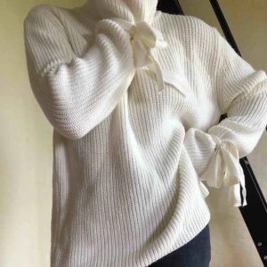  - stickad polotröja från ginatricot som är använd högst 3 gånger. Eftersom den är storlek L är den oversized men sitter ändå väldigt bra och ”formar” sig efter kroppen. 