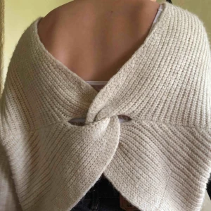  - Stickad tröja med omlottrygg, sitter väldigt snyggt!!  Skriv för fler bilder. 