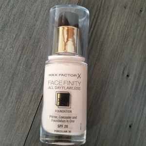  - Endast testad men var fel färg för mig. Nyskick. Foundation, primer och concealer i ett. Porcelain 30. 