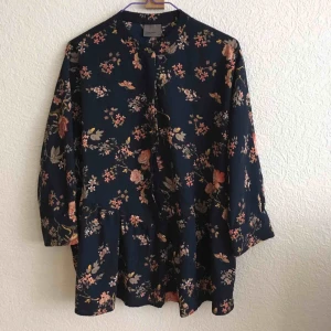  - Mönstrad skjorta med bred passform. Storlek XS men passar större storlekar.   Köparen betalar frakt eller möter upp i Malmö. 