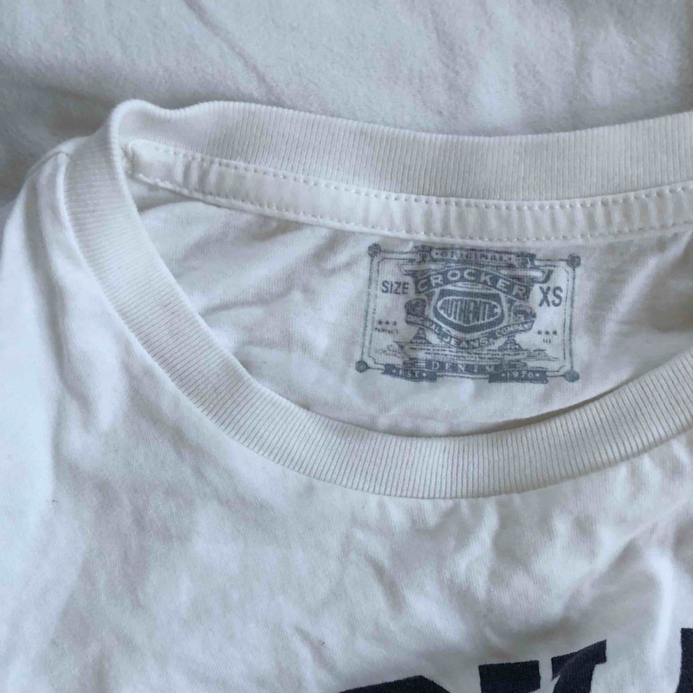 en skön basic t-shirt från crocker som går att styla upp! knappt använd & är som ny. passar för XS-S. köparen står för frakt!! (+30kr). T-shirts.