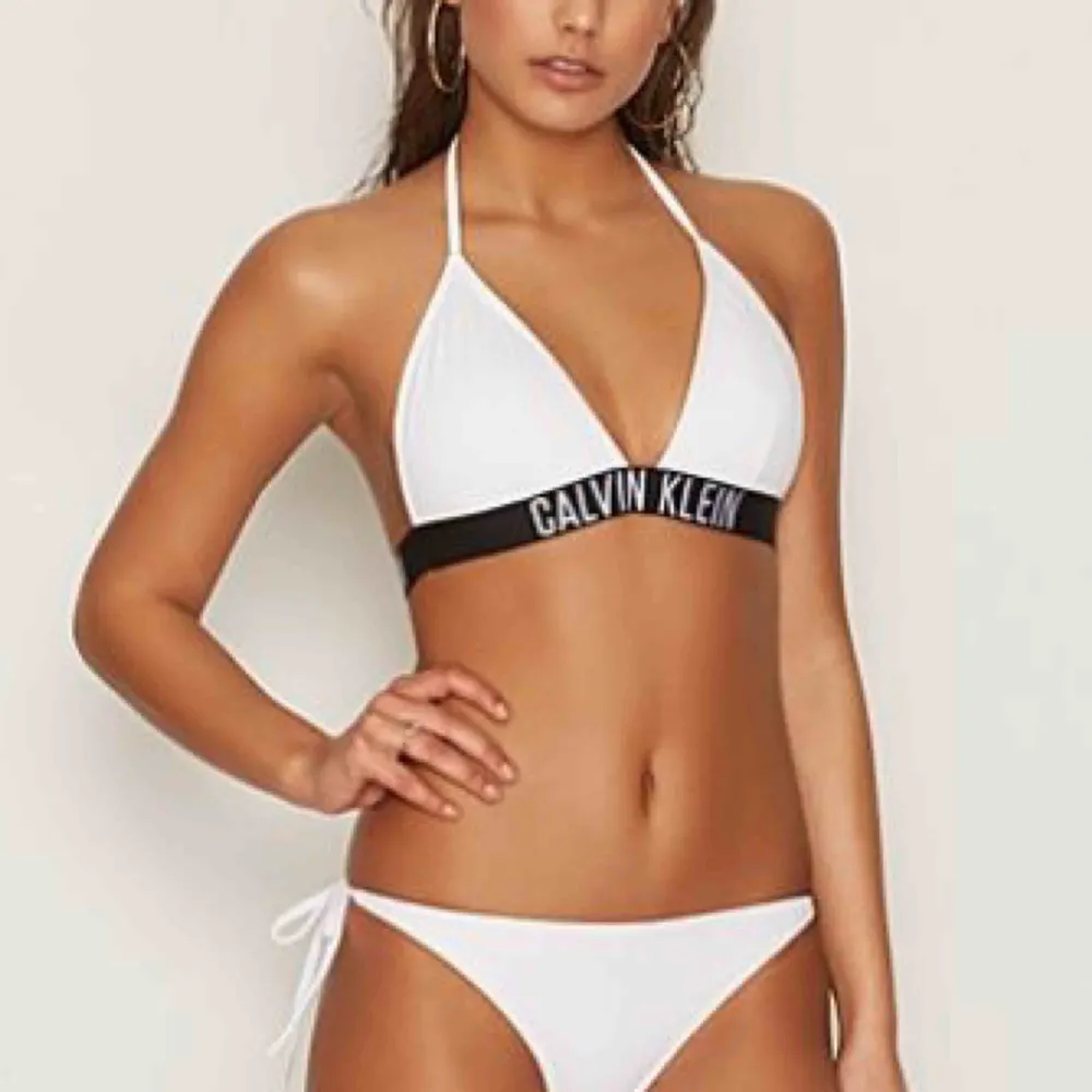 En vit Calvin Klein bikini (underdel+överdel) endast använd 2-3 ggr. Säljer då den tyvärr är för liten:(💞 Köpt på Johnells för ungefär 1000kr. Skriv för egna bilder på bikinin💞 Frakt tillkommer💞 Pris kan självklart diskuteras!!. Övrigt.