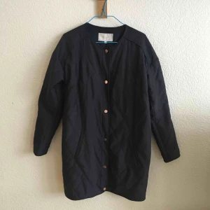  - Marinblå höstjacka eller tjockare sommarjacka. Knapparna är kopparfärgade och det är ett rutat ”symönster”. Den är XS men lite oversize så kan användas av både S och M.   Köpare betalar frakt eller möter upp i Malmö 🌼