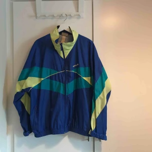  - Skön adidas trackjacka i L, använd en sådär 2 gånger. Möts upp i Stockholm alternativt postar, köpare står för frakt. Har du några frågor är det bara att skriva.
