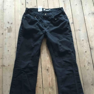  - Carhartt byxor i bra skick, liknar dickies fast är mer tjocka i tyget. kan skicka om köparen betalar.