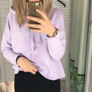  - Pastel lila tunn hoodie. Köpt på pull & beer för ett år sedan. Bra skick, endast använd 1 gång