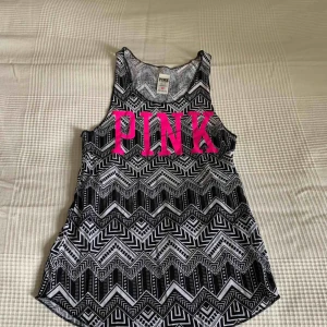  - En riktigt snyggt linne från Victoria’s Secret Pink. Linnet köptes i London för ca 3 år sedan (för ca 250kr) och har endast använts 1 gång. Det är mycket bra kvalité och borde passa dig med storlek XS-S. 
